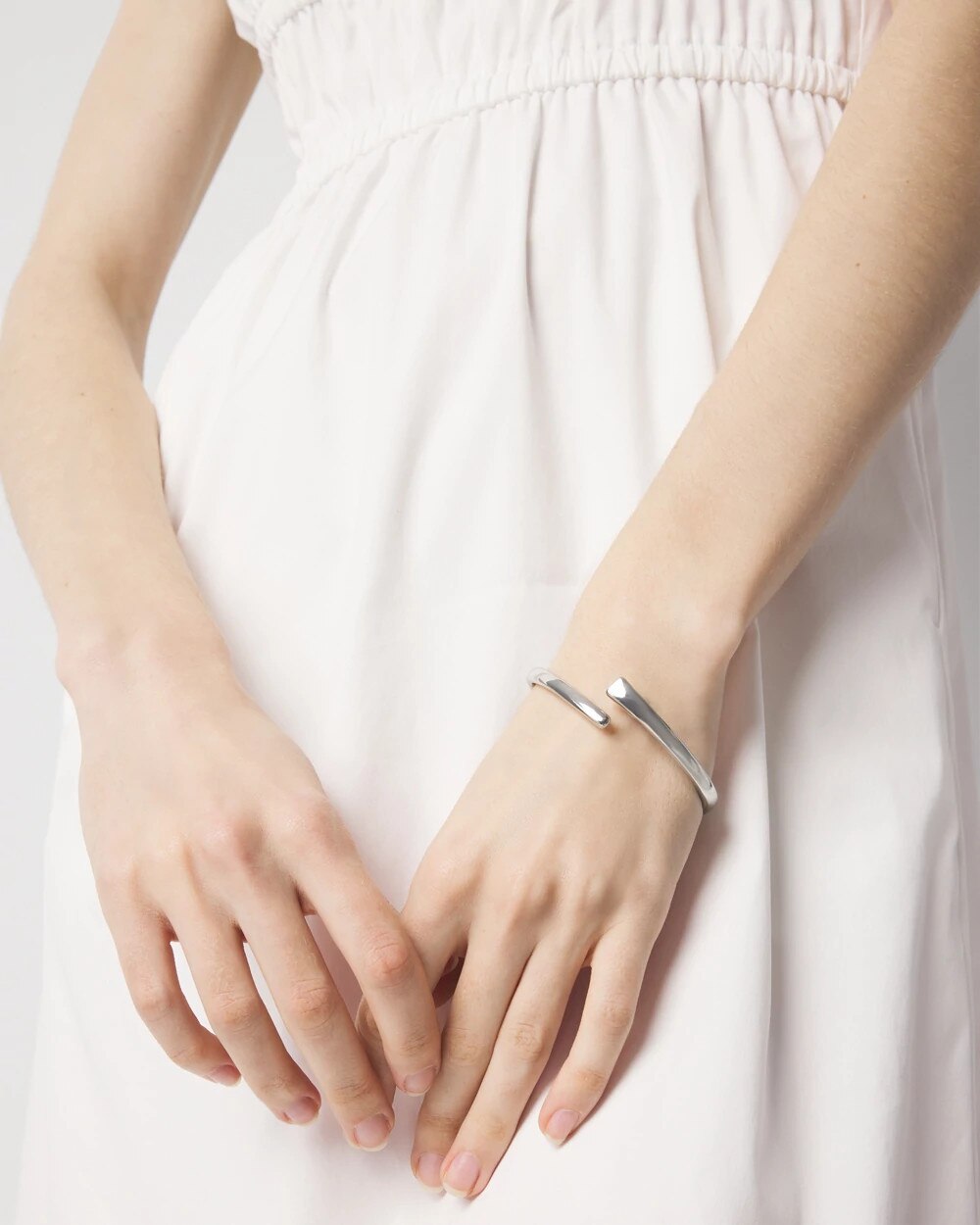 WHBM_BR20Slvr20Sculptural20Cuff_570393584_GRY000930_OF_MAIN.jpeg