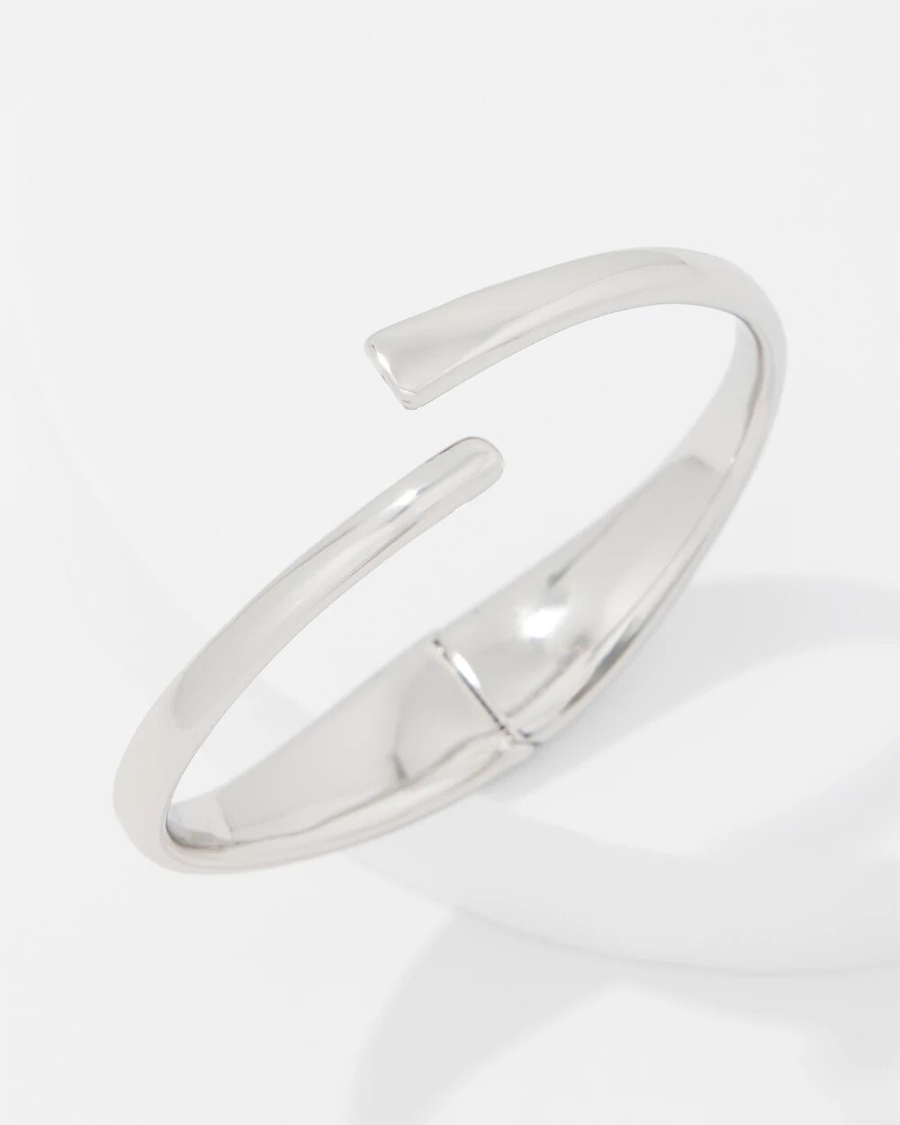 WHBM_BR20Slvr20Sculptural20Cuff_570393584_GRY000930_TT_ALT201.jpeg