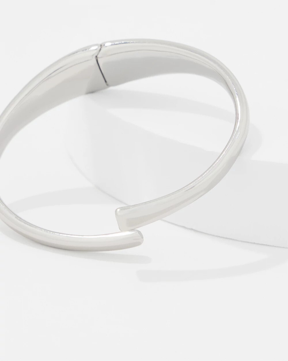 WHBM_BR20Slvr20Sculptural20Cuff_570393584_GRY000930_TT_ALT202.jpeg