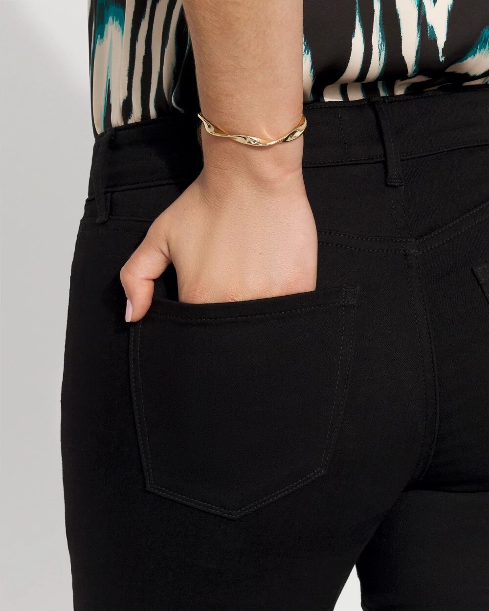 WHBM_Bootcut20520Pocket_570396966_BLK004767_OF_ALT202.jpeg