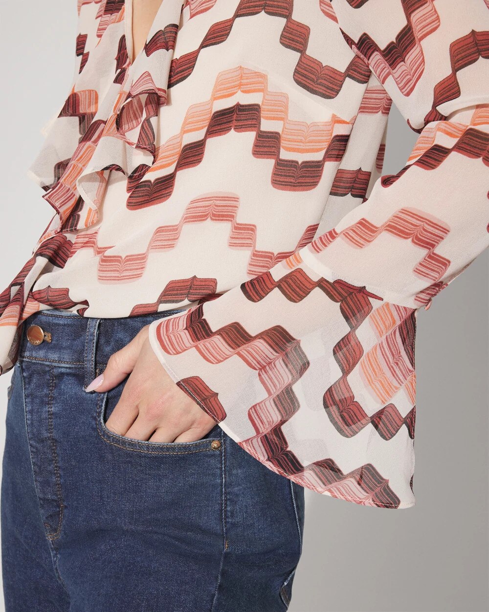 WHBM_LS20Vnk20Ruffle20Blouse_570393346_NEU006927_OF_ALT202.jpeg
