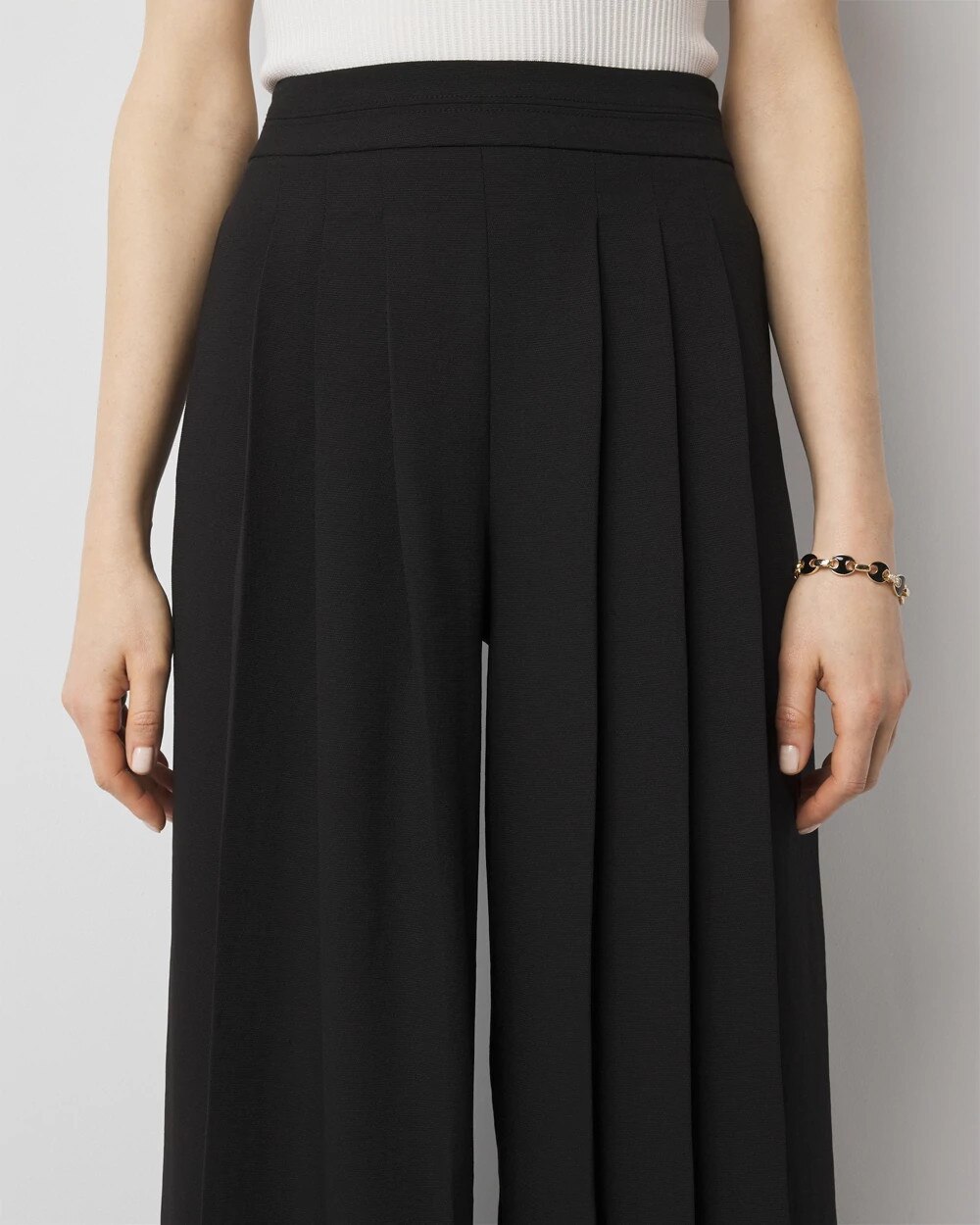 WHBM_Pleated20Ultra20Wide20Leg_570387330_BLK000001_OF_ALT202.jpeg