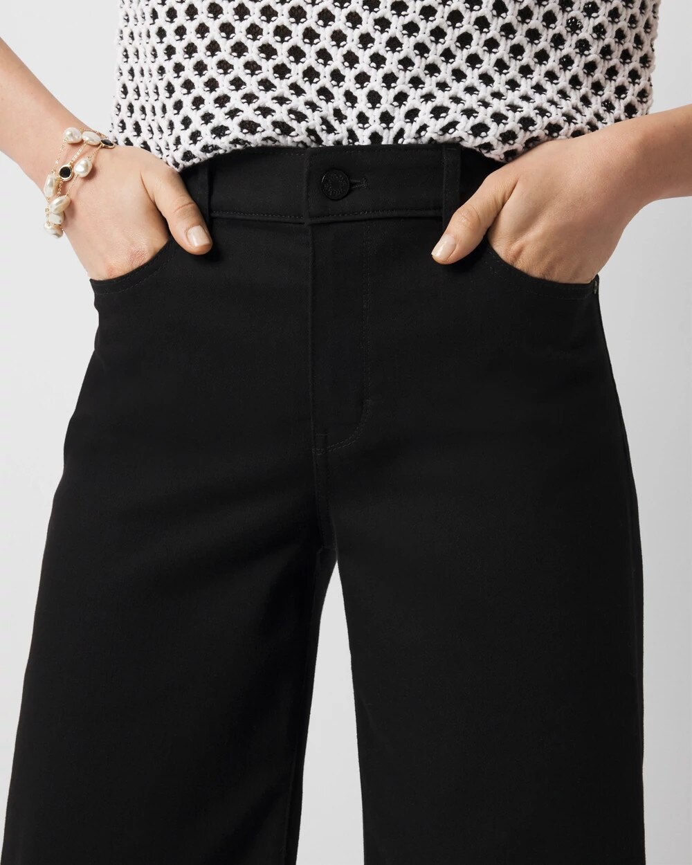 WHBM_Wide20Leg20Crop20520Pocket_570386802_BLK004767_OF_ALT202.jpeg